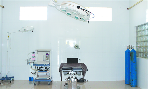 Surgical apparatus in the newly built hospital of the Aung Myin Thar Village of the Myitsone Hydropower Project, left untouched due to lack of electricity and surgeons. Photo: Yu Jincui/GT