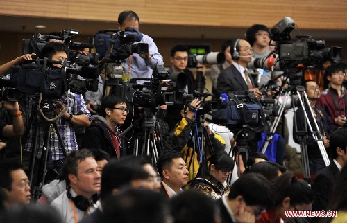  Journalists work at a news conference on China's currency policy and financial reform held by the first session of the 12th National People's Congress (NPC) in Beijing, capital of China, March 13, 2013. Governor Zhou Xiaochuan and other officials from China's central bank answered questions at the press conference. (Xinhua/Wang Peng)
