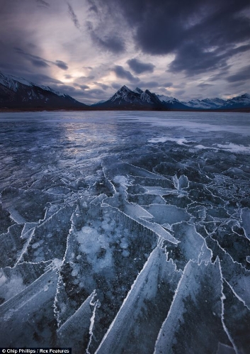 These stunning images show hundreds of frozen bubbles trapped below Canada's Abraham Lake. Located at the foot of the Rocky Mountains, the rare phenomenon occurs each winter in the man-made lake.&nbsp; (Source: chinanews.com)