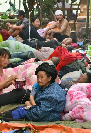 Injured villagers receive medical treatment at an evacuation center on Sunday after a series of earthquakes hit Yiliang county, Yunnan Province on Friday. The death toll has risen to 81 as of Sunday. Photo: AFP 