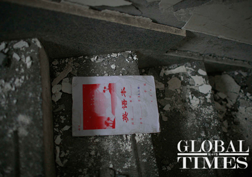 A student’s English exercise book lies on stairs in the Lingguan Middle School, Baoxing County, Sichuan Province, on Sunday Photo: Li Hao/GT