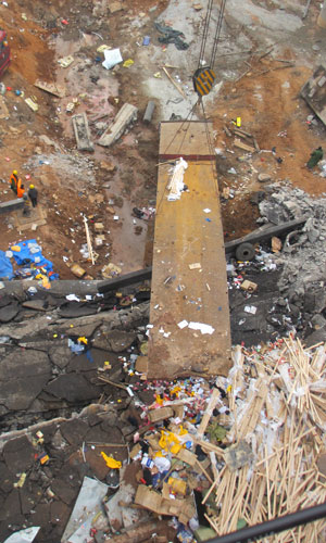 A crane lifts up part of a destroyed truck from under a collapsed bridge in Sanmenxia, Henan Province on Saturday. Photo: Yan Shuang /GT