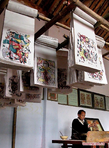 &nbsp;A folk artist makes traditional woodblock New Year pictures in Zhuxian Township of Kaifeng County, central China's Henan Province, Jan. 9, 2008. New Year Picture is usually made on various subjects, such as door god, conventions, carnivals, the Kitchen God, women and babies. As each Chinese New Year arrives, every family modifies its New Year picture in order to 