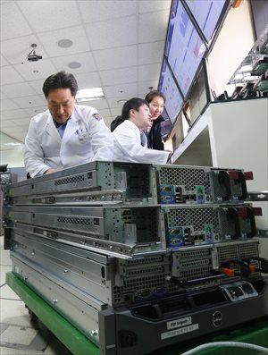 South Korean investigators check the Korean Broadcasting System's hardware hit by a hacking attack at the Cyber Terror Response Center of the National Police Agency in Seoul on Thursday. South Korea said it had sourced a damaging cyber attack on its broadcasters and banks to an IP address in China, fueling suspicions that North Korea may have been responsible. Photo: AFP
