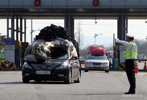 South Korean vehicles arrive at the customs, immigration and quarantine office in Paju, South Korea, April 27, 2013. The remaining South Korean workers began to leave Kaesong Industrial Complex on Saturday, according to local media. (Xinhua/Park Jin-hee) 