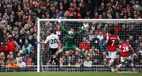 Goalkeeper Wojciech Szczesny (2nd, L) of Arsenal blocks the shooting from Robin van Persie (1st L) of Manchester United during the Barclays Premier League match between Arsenal and Manchester United at the Emirates Stadium in London, Britain on April 28, 2013. The match ended with a 1-1 draw. (Xinhua/Wang Lili) 