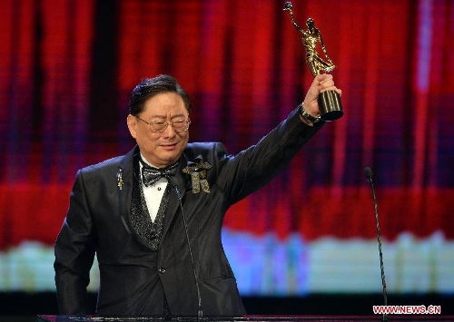 Director See-Yuen Ng poses with the trophy after receiving the Lifetime Achievement Award at the presentation ceremony of the 32nd Hong Kong Film Awards in south China's Hong Kong, April 13, 2013. (Xinhua/Chen Xiaowei)