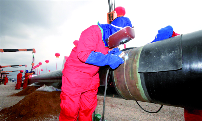 Workers weld pipes on the China-Myanmar oil and gas pipeline in Anning, Yunnan Province. Photo: CFP