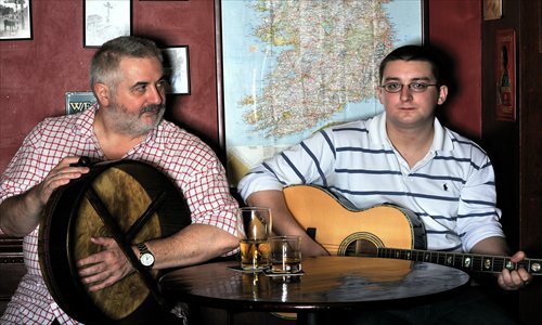 Paul Curran (left) and Allan Cowell sing for their supper. Photo: Courtesy of Robert Cassidy