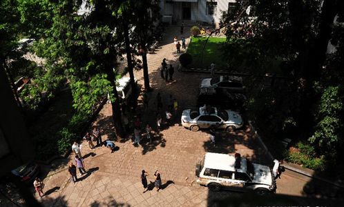 People rush out of buildings in Yiliang County of Zhaotong city, Southwest China's Yunnan Province, September 7, 2012. An earthquake measuring 5.7 jolted the border area of Yunnan Province and its neighboring province of Guizhou at 11:19 am (0319 GMT) Friday. Photo: Xinhua
