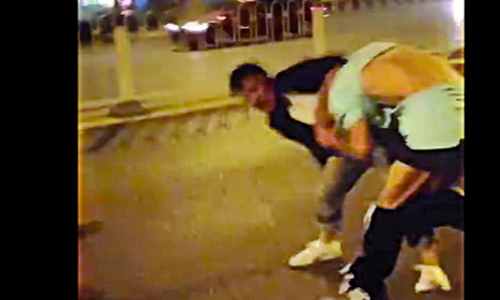 Stills from a cell phone video show a foreign man being pushed from a girl and then beaten up on the street. Photos: Youku