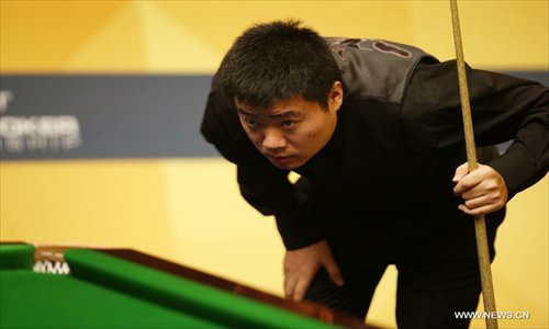 Ding Junhui of China competes against Mark King of England during their second round of World Snooker Championship at the Crucible Theatre in Sheffield, Britain, April 29, 2013. (Xinhua/Wang Lili)