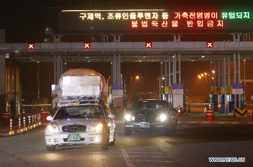 South Korean vehicles carrying South Koreans and fully loaded with goods and products brought back from the Kaesong industrial complex arrive at the customs, immigration and quarantine office in Paju, north of Seoul, South Korea, Tuesday, April 30, 2013. The Democratic People's Republic of Korea (DPRK) on Monday allowed all but seven South Koreans to return home from the Kaesong joint industrial park. The 43 South Koreans had entered the South Korean territory by bus on early morning of April 30. (Xinhua/Yao Qilin) 