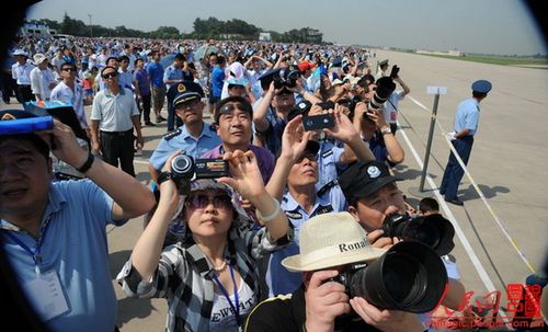 PLA Air Force gives air show and parachute performance in Xi'an, Shaanxi Province, July 11, 2012. Photo: People's Daily Online