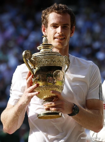 Andy Murray of Britain shows the trophy during the awarding ceremony for the men's singles event on day 13 of the Wimbledon Lawn Tennis Championships at the All England Lawn Tennis and Croquet Club in London, Britain, July 7, 2013. Andy Murray on Sunday won his first Wimbledon title and ended Britain's 77-year waiting for a men's champion with a 6-4 7-5 6-4 victory over world number one Novak Djokovic. (Xinhua/Wang Lili)