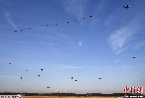 Japan's Self-Defense Forces (SDF) launched a military drill on island defense in a training ground in the city of Narashino in Chiba Prefecture on January 13, 2012.(Photo Source: chinanews.com)