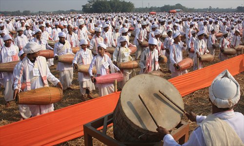 A total of 14,833 traditional khol players come together for a 15-minute performance on the terracotta drums on Sunday in Assam, India. The event entered the India Book of Records for the largest khol-playing ensemble. The organizers are now eyeing a mention in the Guinness World Records for the largest group playing this traditional instrument. Photo: CFP