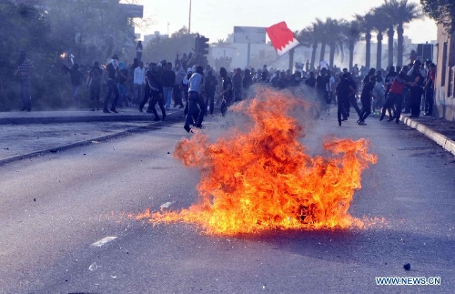 &nbsp;Bahraini protesters clash with police forces following the funeral of a teenager killed in protests marking the second anniversary of the 2011 mass anti-government demonstrations, in the village of Jabalat Habshi, west of Manama, Bahrain, Feb. 16, 2013. Two people were killed and 75 police officers injured in Bahrain since violent clashes erupted on the eve of the second anniversary of the 2011 mass anti-government demonstrations, Interior Minister Lieutenant General Shaikh Rashid bin Abdullah Al Khalifa said Saturday. (Xinhua/Ali Mahmood)