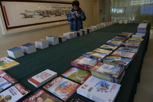 A journalist reads reference materials at the press center for the 2013 sessions of the National People's Congress (NPC) and the Chinese People's Political Consultative Conference (CPPCC) in Beijing, capital of China, Feb. 26, 2013. The upcoming annual sessions of the NPC, China's top legislature, and the CPPCC, the country's top political advisory body, launched a press center Tuesday in the Media Center Hotel in downtown Beijing. (Xinhua/Jin Liangkuai)  