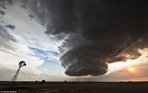 American photographer Camille Seaman is well-known for haunting photos of polar region. Here is a collection of her works about tornado. Photo: www.cnr.cn