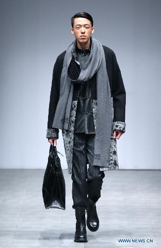  A model presents a creation of designed by Zeng Fengfei during the 21st China International Young Fashion Designers Contest in Beijing, capital of China, March 25, 2013. The contest theming Boundary has attracted 29 designers from 16 countries. (Xinhua/Chen Jianli)  