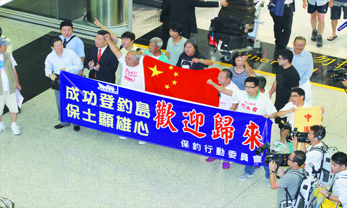 Seven activists, who were arrested by Japanese coast guards after landing on the Diaoyu Islands, receive a warm welcome when returning to Hong Kong on August 17. Photo: CFP