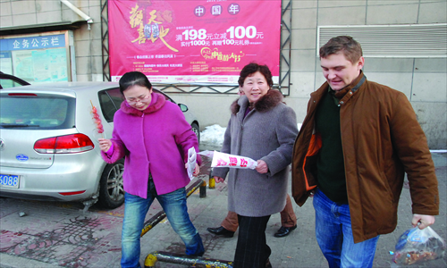 A Ukrainian who married into a Chinese family from Shandong Province spends time with his mother-in-law and buys her candied haws.Photo: CFP
