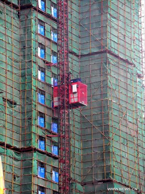 Photo taken on Sept 13, 2012 shows the accident site of a building under construction in central China's Hubei Province. Nine people were killed after a lift crashed from the 30th floor of the building Thursday. Photo: Xinhua 