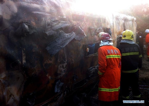 Rescuers work at the accident site where a bus accident occured in Ningxian County of Qingyang city, in northwest China's Gansu Province, Feb. 2, 2013. (Xinhua/Ma Jun) 
