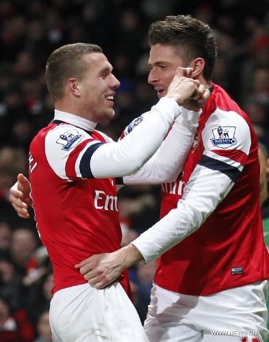 Oliver Giroud (R) of Arsenal celebrates his second goal with teammate Lukas Podolski during the English Premier League football match between Arsenal and West Ham United at the Emirates Stadium in London, Britain, on Jan. 23, 2013. Arsenal won 5-1.(Xinhua/Wang Lili)&nbsp; 