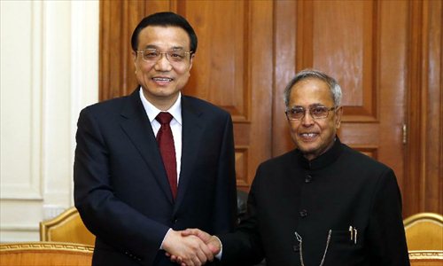 Chinese Premier Li Keqiang (L) meets with Indian President Pranab Mukherjee in New Delhi, India, May 21, 2013. Photo: Xinhua