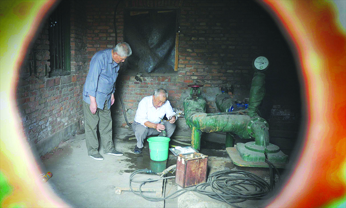 Retired teachers of Tanggu No.2 Middle School in Tianjin collect underground water samples to observe seismic movement on September 6, 2011. Photo: CFP