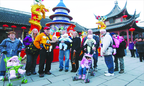 American parents tour Nanjing, Jiangsu Province with their adopted Chinese kids in 2006. Photo: CFP
