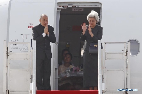 Cambodian King Norodom Sihamoni (L) and his mother, former Queen Norodom Monineath gesture before entering an airplane at Phnom Penh International Airport in Phnom Penh, capital of Cambodia, on Feb. 21, 2013. Cambodian King Norodom Sihamoni and his mother, former Queen Norodom Monineath left here on Thursday morning for Beijing for routine medical checkup. (Xinhua/Phearum) 
