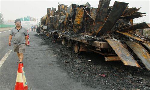 A truck loaded with 289 refrigerators was destroyed by fire on a highway section in Anhui Province in the early hours Tuesday. No injuries were reported. The cause is still under investigation. Photo: CFP