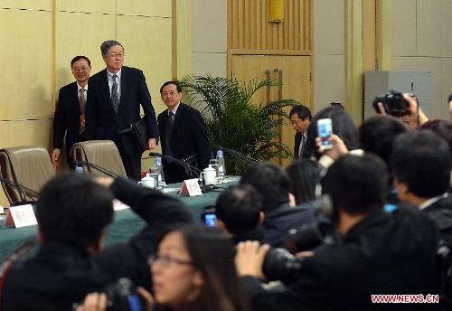 Zhou Xiaochuan (2nd L), China's central bank governor, arrives at the venue for the news conference on China's currency policy and financial reform held by the first session of the 12th National People's Congress (NPC) in Beijing, capital of China, March 13, 2013. (Xinhua/Wang Song)