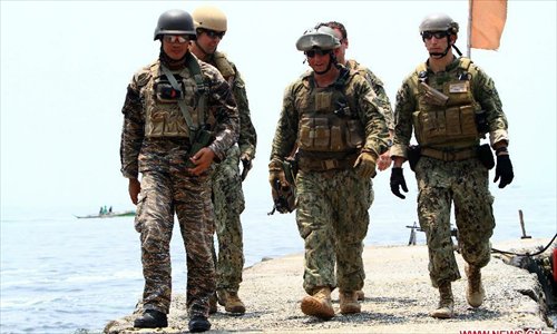 US navy soldiers and their Philippine counterparts disembark from a speed boat after a surveillance operation training during a joint military exercises between the Philippines and the United States at the South China Sea, June 28, 2013. The Philippines and U.S. Naval forces began joint military exercises codenamed Cooperation Afloat Readiness and Training (CARAT) at the South China Sea on June 27 to enhance the capability of both sides through practical exercises and lectures. Photo: Xinhua