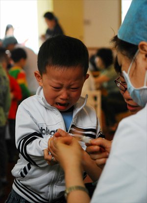 A boy at a kindergarten in Nanchang, Jiangxi Province takes a medical examination on May 13, 2009. Photo: CFP 
