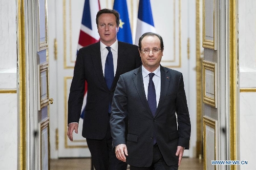 French President Francois Hollande (R) and visiting British Prime Minister David Cameron arrive at a joint press conference at the Elysee Palace in Paris, France, May 22, 2013. French President Francois Hollande and British Prime Minister David Cameron on Wednesday condemned the assassination of a British soldier in the suburbs of London after their meeting in Paris. (Xinhua/Etienne Laurent)