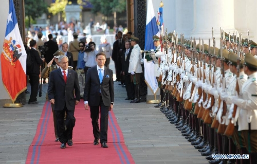 Chilean President Sebastian Pinera (L) and Finnish Prime Minister Jyrki Katainen (R) review the honor guard prior to participate in a signing ceremony of bilateral agreements at the La Moneda Palace, in the city of Santiago, capital of Chile, on Jan. 29, 2013. Katainen is on an official visit to Chile. (Xinhua/Jorge Villegas)