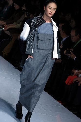 A model presents a creation designed by Shang Siyun, a student of the Institute of Fashion, Art and Design of Donghua University, during a contest of New Designers Award in Beijing, capital of China, April 28, 2013. (Xinhua/Li Mingfang)&nbsp;