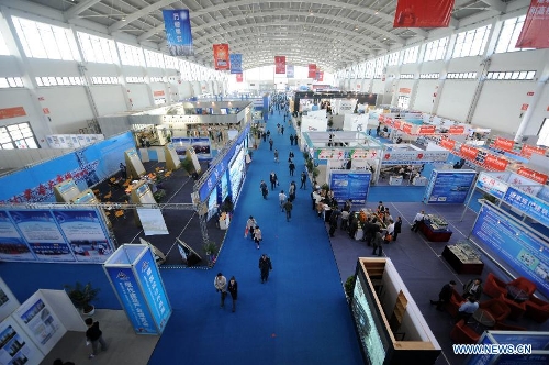 People visit the 2013 China (Shenyang) International Architecture Exposition in Shenyang, capital of northeast China's Liaoning Province, May 20, 2013. The three-day expo kicked off on Monday, with 615 enterprises from home and abroad participated. (Xinhua/Yang Qing)