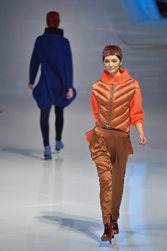 Models present creations during the BOSIDENG Down Wear Collection show of the 2013 China Fashion Week in Beijing, capital of China, March 26, 2013. (Xinhua/Li Xin) 