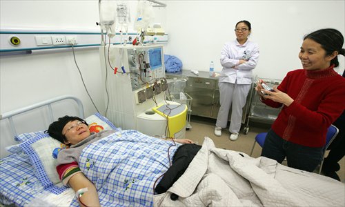 Li Qiaoshan, a graduate student at Tianjin University of Technology and Education, talks with her happy mother after she successfully donated hematopoietic stem cells to a Beijing-based patient on Monday. Li is an avid volunteer who has provided services in Gansu Province and Ethiopia. Photo: CFP