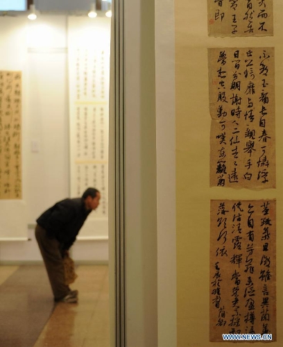 A visitor views calligraphy works at the Hebei Province Museum in Shijiazhuang, capital of north China's Hebei Province, Jan. 20, 2013. Over 160 works were displayed at a running script calligraphy exhibition, which kicked off on Sunday. (Xinhua/Wang Xiao) 