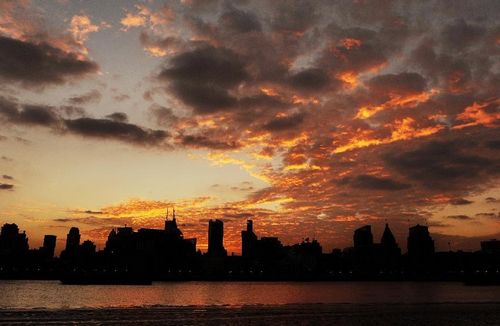 Photo taken on October 12, 2012 shows gorgeous sunglow over the Huangpu River in Shanghai, East China. Photo: Xinhua