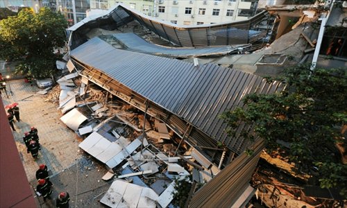 An annex to a hotel building, which was under construction, collapsed in Fuzhou, Fujian Province Monday afternoon, burying dozens of cars parked downstairs. Some 10 people trapped in the four-storey structure had been rescued and by late Monday, no deaths or injuries were reported. Photo: CFP
