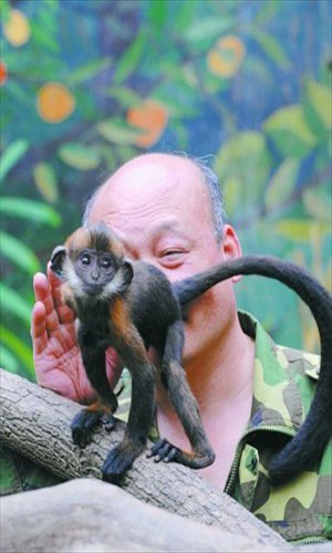 Wuhan Zoo monkey caretaker Zhang Bangsheng licked a monkey’s behind for an hour to help it defecate.Photo: chinasmack.com