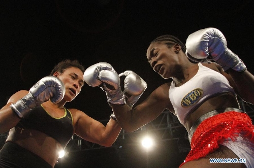  Oxandia Castillo (R) of Dominican Republic fights with Hanna Gabriels of Costa Rica during their WBO super welterweight boxing title fight in San Jose, capital of Costa Rica, on Feb. 28, 2013. (Xinhua/Kent Gilbert) (kg)  