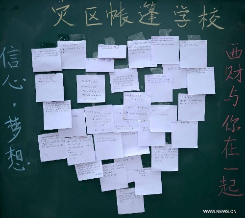 Photo taken on April 22, 2013 shows a blackboard pasted with paper cards with the wishes of students at Lushan Middle School in Lushan County, southwest China's Sichuan Province. A temporary school was set up here Monday by 17 volunteers from Southwestern University of Finance and Economics. A 7.0-magnitude earthquake jolted Lushan County of Ya'an City in the morning on April 20. (Xinhua/Jiang Hongjing)